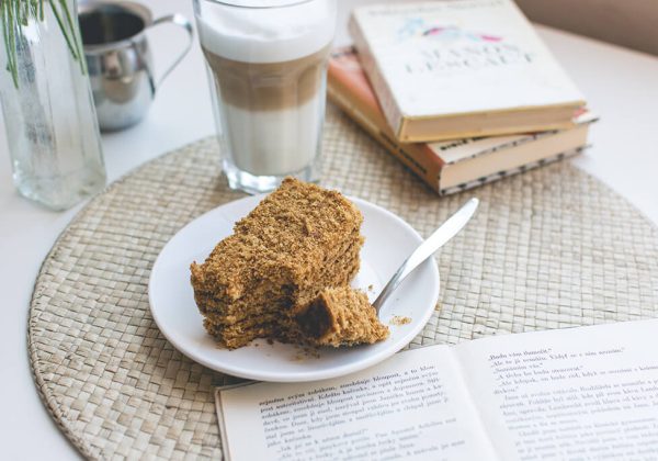 אילו אריזות קרטון למאפים לבחור על מנת לשמור על דברי המאפה שלמים וטריים?